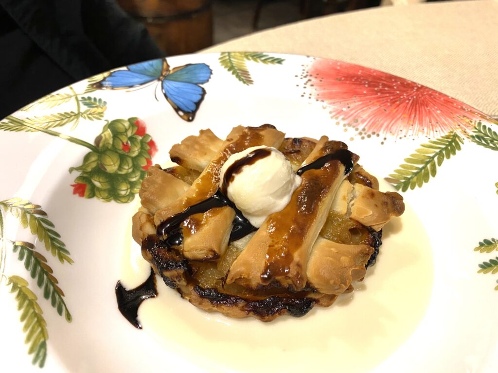 Crostatina di cipolle caramellate su caldo-freddo di Parmigiano Reggiano